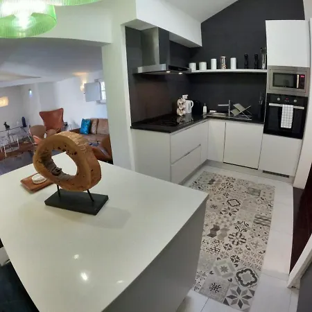 Апартаменты Fabulous T2 With Balcony In Rossio